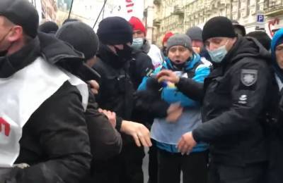 На Майдане снова "горячо": протесты набирают оборот - столичная полиция поднята по тревоге