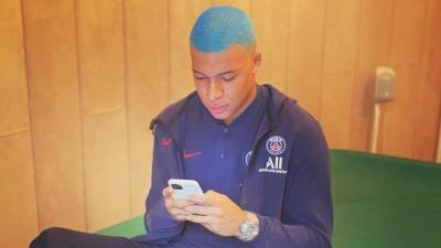 Футболист ПСЖ Мбаппе покрасил волосы в голубой цвет