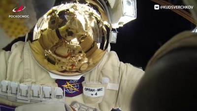 Опубликовано видео с выходом российских космонавтов в открытый космос
