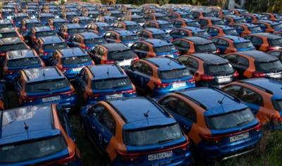 Собянин поддержал программу закупки новых машин такси и каршеринга