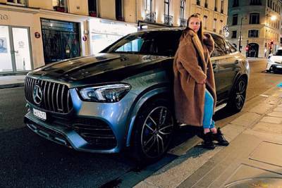 Ван Дамм подарил своей украинской девушке Mercedes почти за 9 миллионов рублей