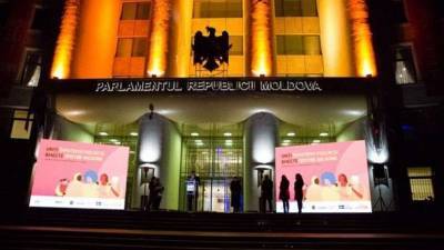 Парламент Молдовы одобрил снижение пенсионного возраста и вернул русскому языку официальный статус