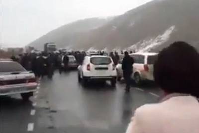 Армяне перекрыли дорогу в Грузию из-за новых потерь в Нагорном Карабахе