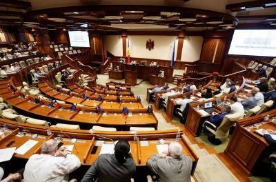 Парламент Молдавии отменил закон 2016 года о спасении банков, несмотря на опасения МВФ