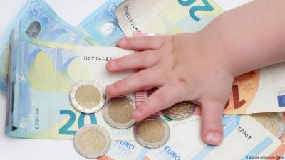 Правительство постановило увеличить пособие на ребенка до 70 евро