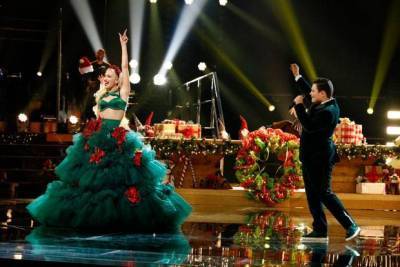 Гвен Стефани в потрясающем наряде в виде рождественской ёлки на финале шоу «Голос»