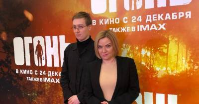 Министр культуры Ольга Любимова впервые вывела в свет сына на премьеру фильма «Огонь»
