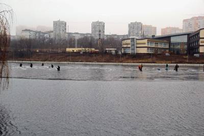 В центре Донецка на тонком льду собрались десятки рыбаков, фото