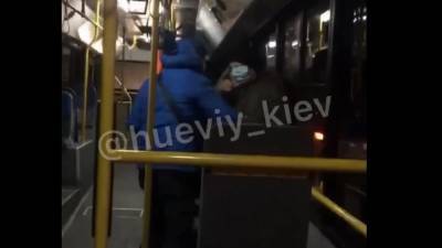 В Киеве пассажира автобуса избили из-за маски на подбородке: видео