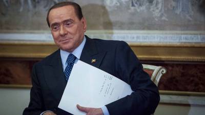 Берлускони заявил о готовности публично вакцинироваться от COVID-19