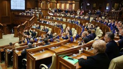 Парламент Молдовы вернул русского языку статус межнационального