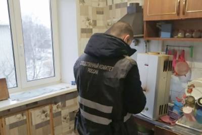В брянском Новозыбкове в квартире одного из домов обнаружили тела трех человек