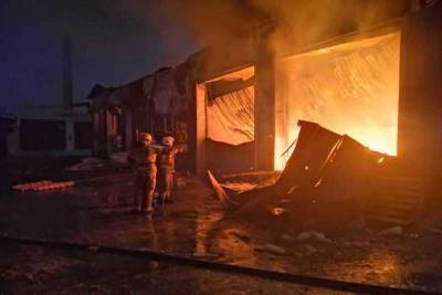 Склад с продуктами площадью 600 квадратных метров выгорел в Новосибирске