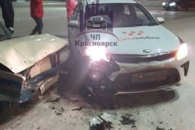 На парковке ТЦ дрифтер на «Жигулях» врезался в такси