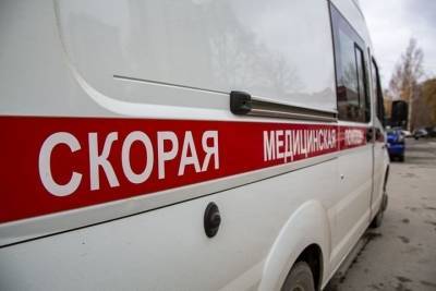 Врача скорой помощи избил житель Новосибирска за отказ надеть бахилы