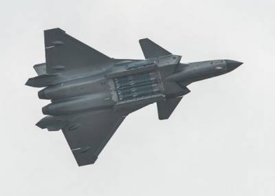 Эксперты EurAsianTimes сравнили возможности российского Су-57 и китайского J-20