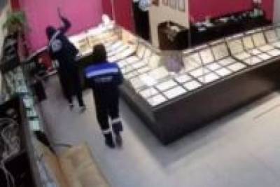 В Хабаровске осудят мужчин, ограбивших ювелирный в медицинских масках