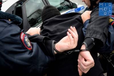 Полицейские в Дагестане задержали парня, разыскиваемого за распространение наркотиков