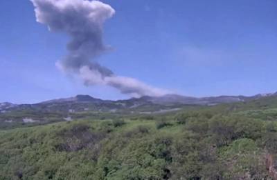 Вулкан Эбеко на Курилах выбросил столб пепла высотой 3 км
