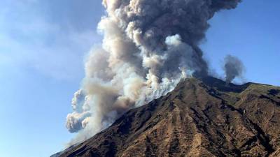 Вулкан Эбеко на Курилах выбросил шлейфовый столб на высоту на 3 км