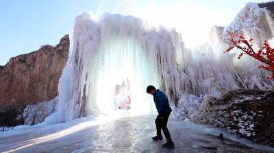 ФОТОФАКТ: Ледяные водопады в горах Тайханшань в Китае