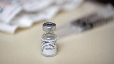 СМИ: У второго медработника в США возникла аллергия на вакцину Pfizer