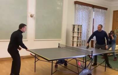 На видео сняли, как Зеленский играл в пинг-понг на камеру
