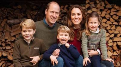 Семейное фото: королевская семья поделилась рождественскими открытками