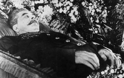 Какой единственный военачальник плакал у гроба Сталина