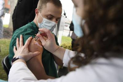 Вакцинация в США застопорилась, когда тысячи американцев умирают от COVID-19 ежедневно