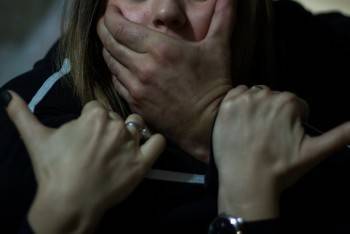 В Вологде арестовали насильника-рецидивиста, напавшего на школьницу в подъезде дома