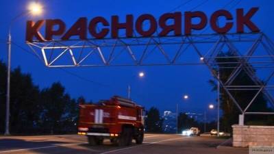 Красноярские пожарные тушат загоревшуюся высотку в центре города