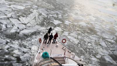 Шесть кораблей попали в ледовый плен на Волге