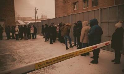 Аксенов попросил медиков не допускать, чтобы люди стояли на улице в очереди в поликлинику