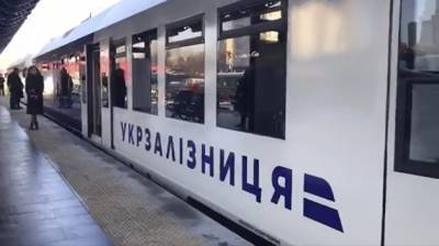 «Укрзализныця» запускает 2 поезда из восточных и южных регионов к местам зимнего отдыха