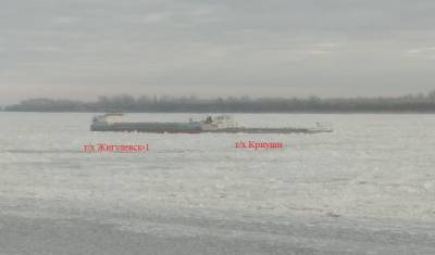 В Астрахани продолжаются работы по спасению из ледового плена судов "Жигулевск" и "Криуша"