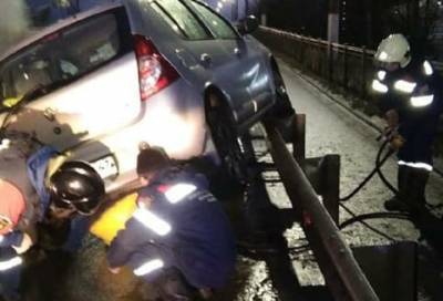 Спасатели помогли водителю Renault после ДТП в Тосно