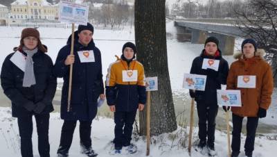 В Торжке Тверской области гимназисты предупредили горожан об опасности тонкого льда