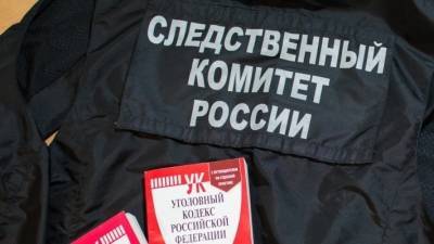 СК выясняет причину смерти мужчины в подъезде дома в Ленинском районе