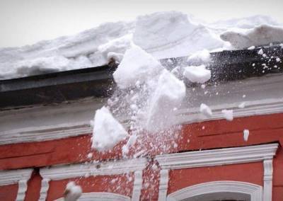 «Один шаг до трагедии». В центре Смоленска глыба снега едва не упала на мужчину с ребенком