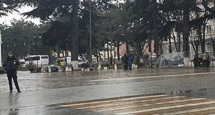 Участники акции в Цхинвале остались без тента во время дождя