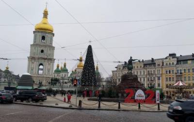 В Киеве на главной елке сменили шляпу