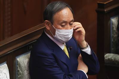 Премьера Японии уличили в нарушении коронавирусных правил