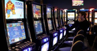 Должникам по алиментам в Латвии запретят азартные игры