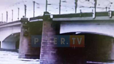 Видео: женщина сорвалась с моста Александра Невского