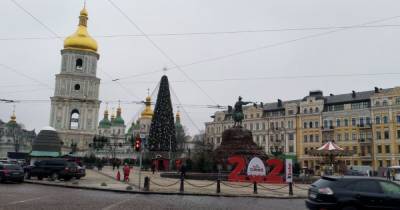 На главную елку Украины установили звезду вместо скандальной шляпы