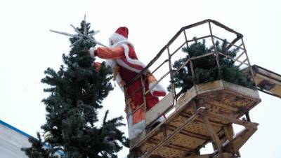 Дед Мороз нарядил уличную новогоднюю елку в Кимрах Тверской области