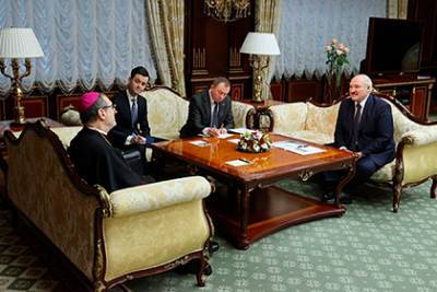 Лукашенко пригласил Папу Римского на лечение в Белоруссию