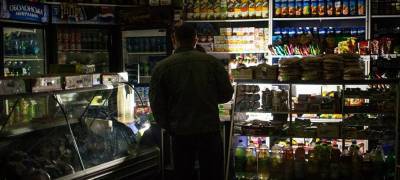 Росгвардейцы Карелии задержали мужчину, устроившего пир в магазине из украденных продуктов