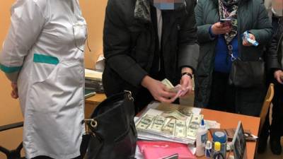 В Киеве медика военного госпиталя уличили в вымогательстве у ветерана АТО $ 2300 за присвоение группы инвалидности